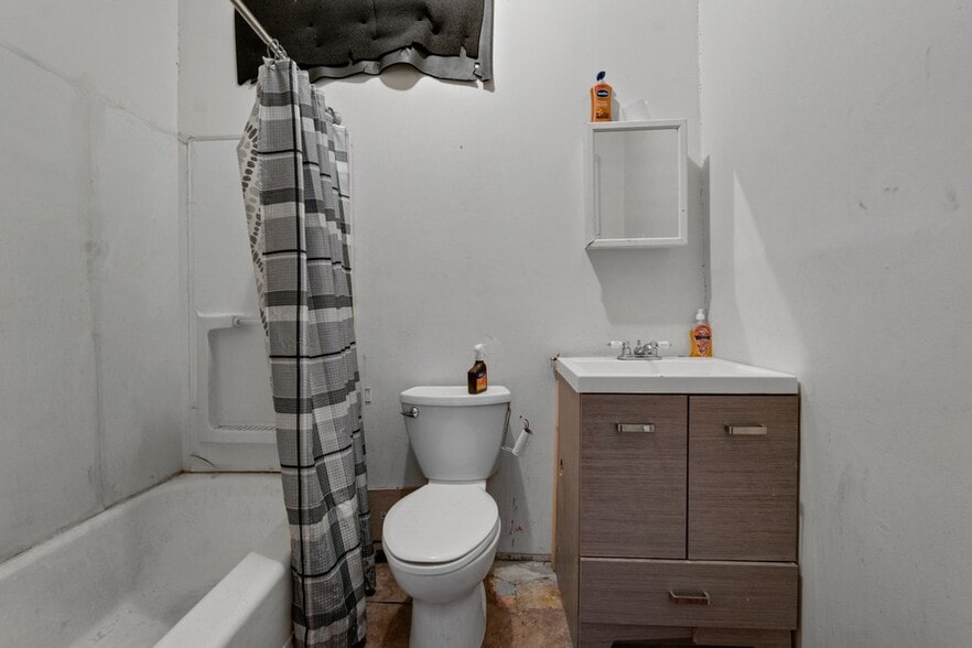 More Photos Of 2112 N Charles St, Baltimore Office For Sale