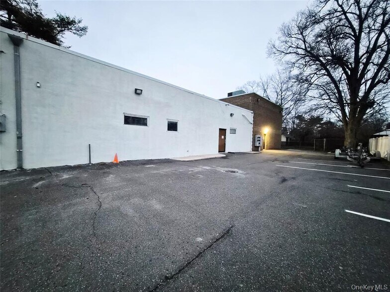 More Photos Of 121 W Oak St, Amityville Office For Sale