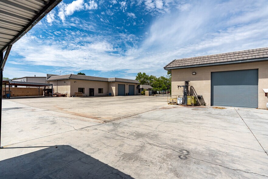 More Photos Of 39126-39130 3rd St E, Palmdale Service For Sale