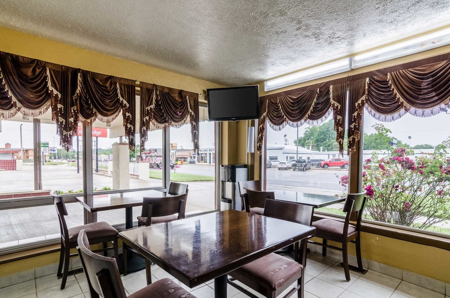 More Photos Of 1710 Main St, Winfield Hotel For Sale