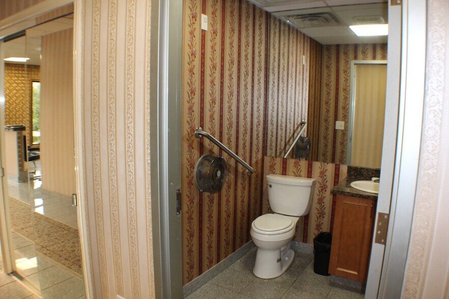 More Photos Of 1637 N Eastman Rd, Kingsport Office For Lease