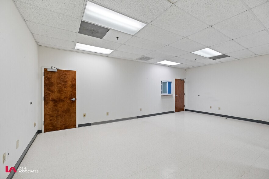 More Photos Of 5020-5072 Clark Howell Hwy, College Park Showroom For Lease