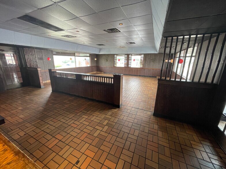 More Photos Of 4777 Mahoning Ave, Youngstown General Retail For Sale