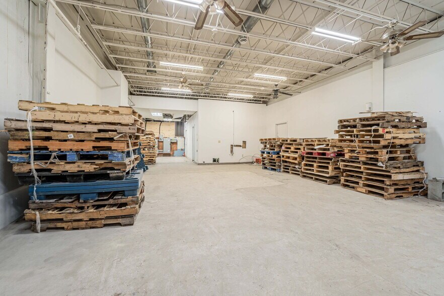 More Photos Of 8515 Av 9e, Montréal Light Manufacturing For Lease