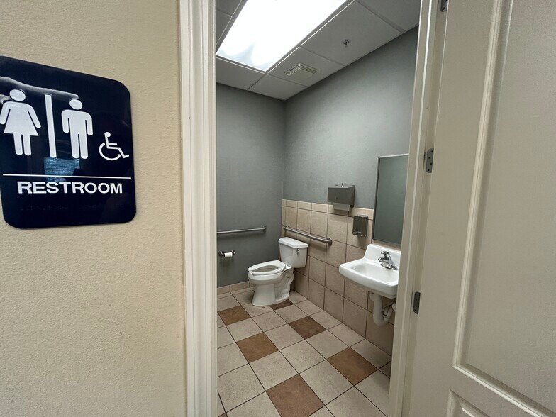 More Photos Of 5601-5605 Marquesas Cir, Sarasota Office For Lease