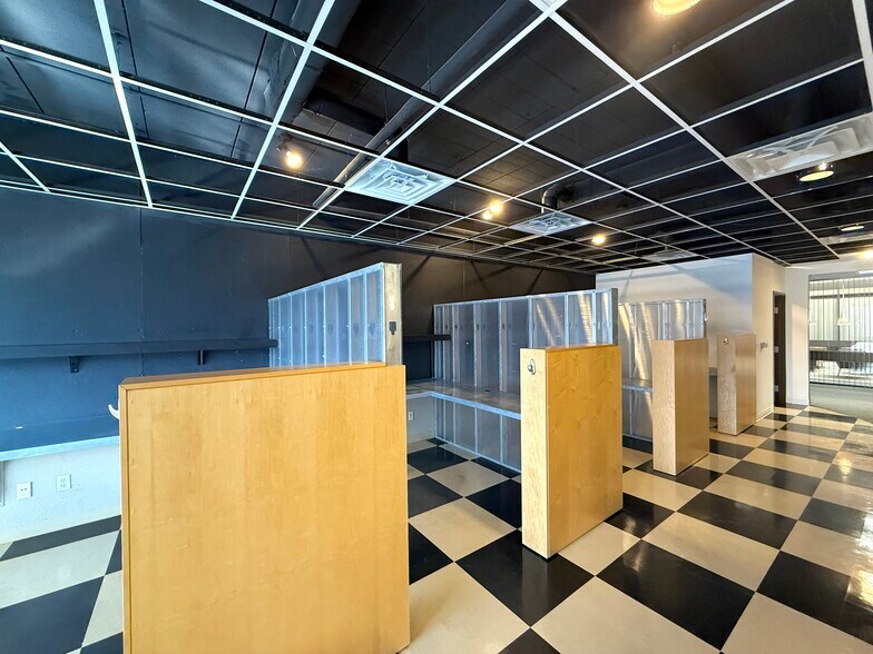 More Photos Of 838 W Long Lake Rd, Bloomfield Hills Office For Lease