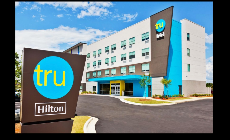 More Photos Of 10104 Pine St, Gibsonton Hotel For Sale