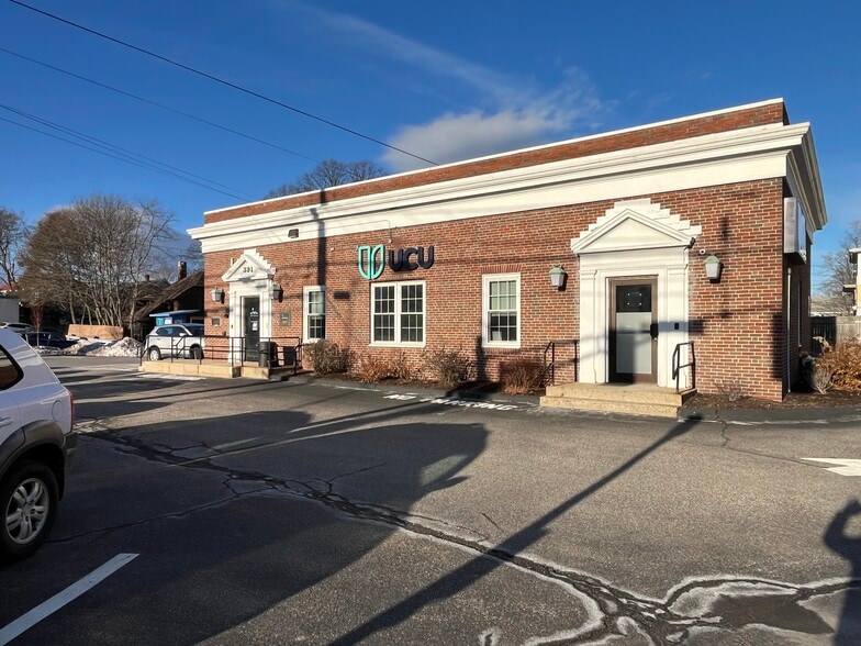 More Photos Of 391 Forest Ave, Portland Bank For Lease