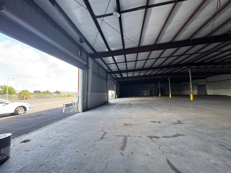More Photos Of 2910 Cargo St, Fort Myers Warehouse For Lease