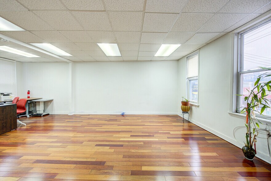 More Photos Of 12015 Liberty Ave, South Richmond Hill Storefront Retail Office For Lease