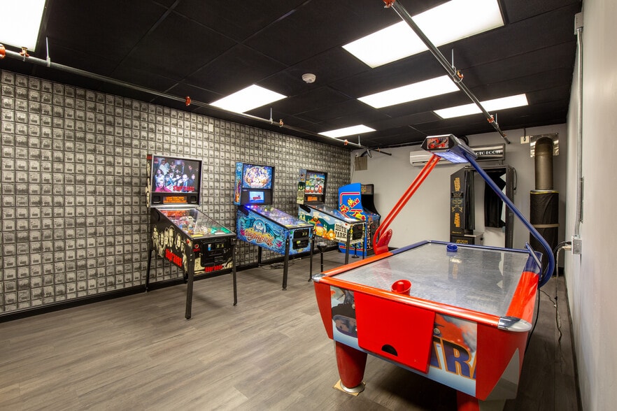 More Photos Of 296 S Palm Canyon Dr, Palm Springs Storefront Retail Office For Sale