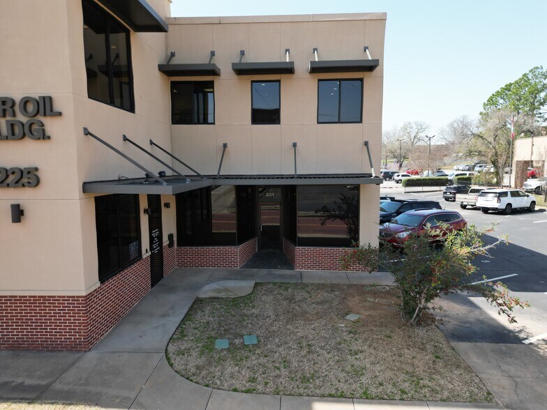More Photos Of 227 S College Ave, Tyler Office For Lease