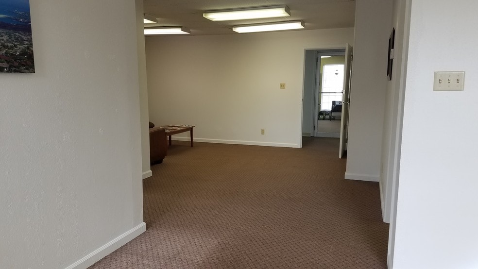 More Photos Of 515 Woodcrest Dr, Bloomington Medical For Lease