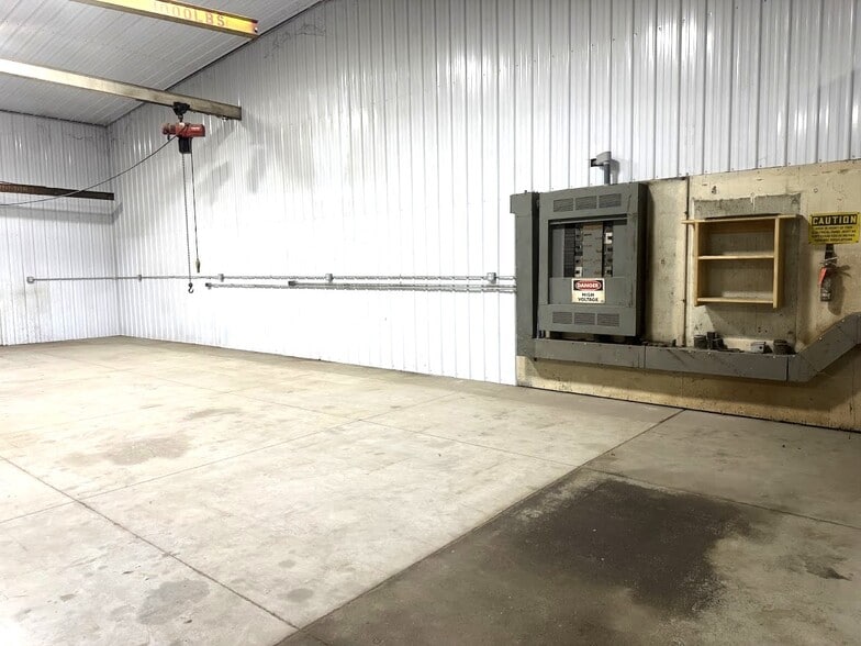 More Photos Of 1015 W Woodside St, Mcpherson Industrial For Sale