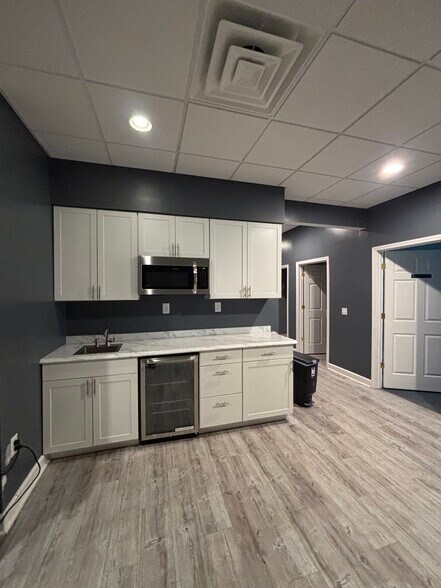 More Photos Of 340 Forum Pky, Rural Hall Manufacturing For Lease