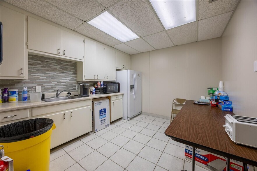 More Photos Of 812 Lexington Dr, Plano Office For Sale