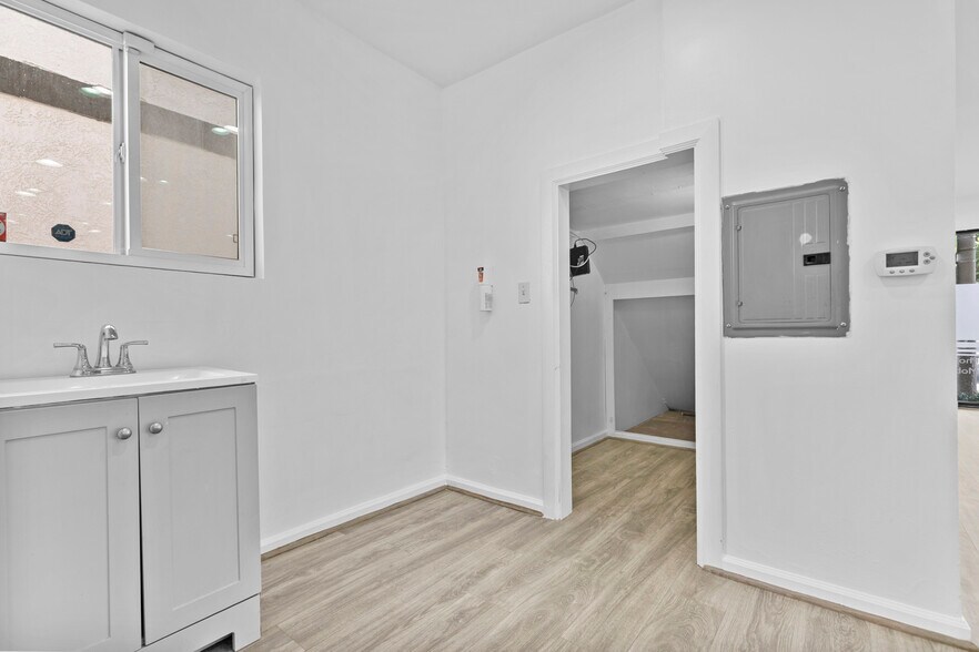 More Photos Of 905 S Glendale Ave, Glendale Storefront For Lease