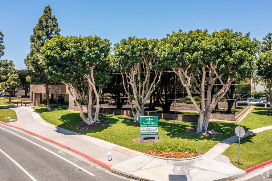 More Photos Of 950 S Coast Dr, Costa Mesa Office For Lease