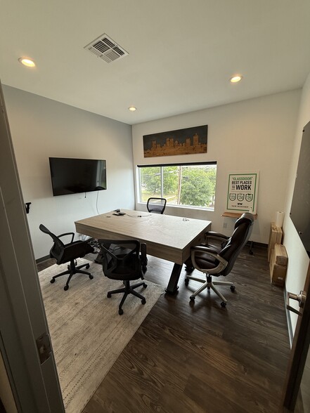 More Photos Of 1001-1007 S Main St, Fort Worth Storefront Retail Office For Lease