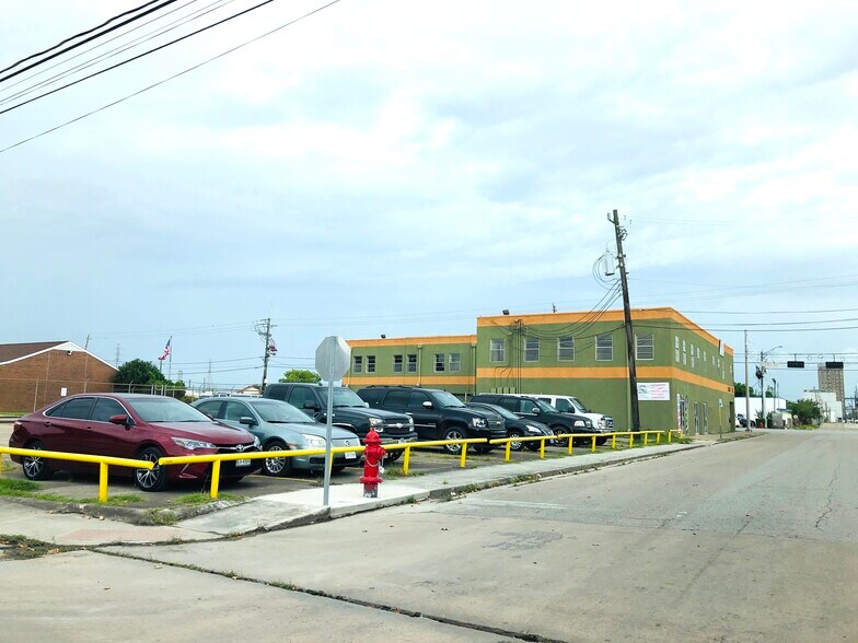 More Photos Of 100 N Main St, Galena Park Freestanding For Sale