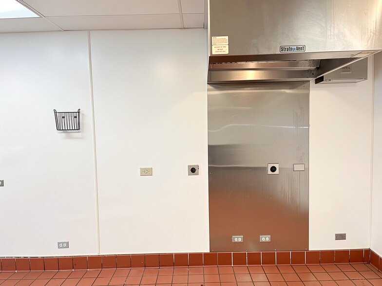 More Photos Of 1914 W 79th St, Chicago Freestanding For Lease
