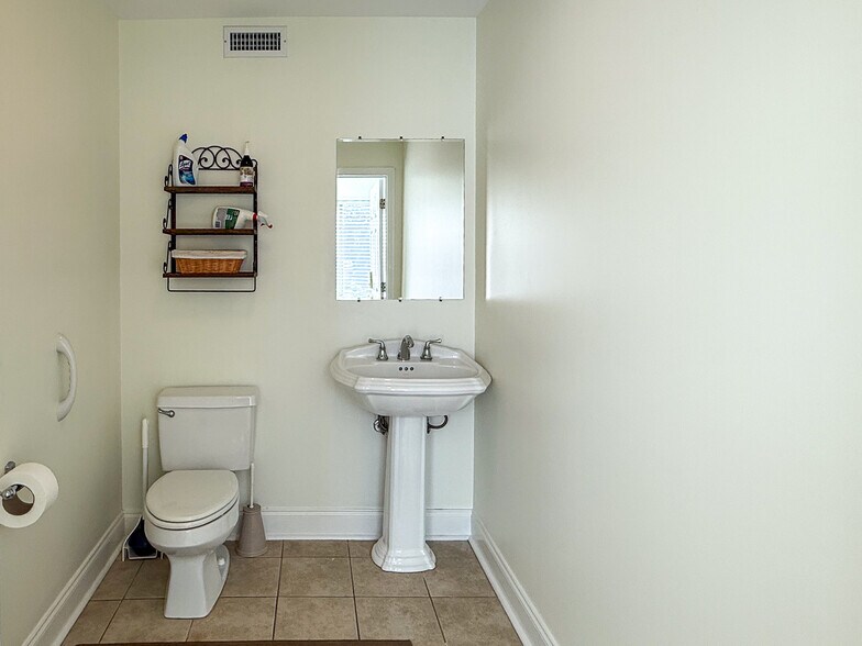 More Photos Of 11 Isabella St, Charleston Flex For Lease