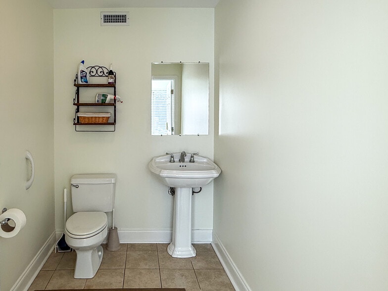 More Photos Of 11 Isabella St, Charleston Flex For Lease