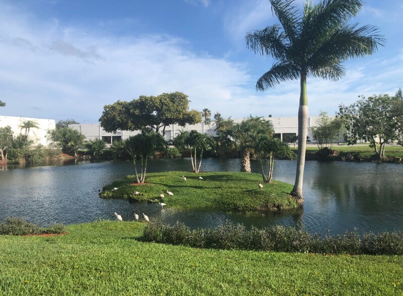 More Photos Of 2704-2870 S Park Rd, Hallandale Beach Warehouse For Lease