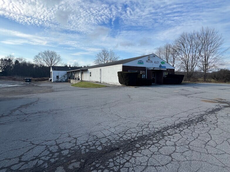 More Photos Of 2003 NY-82, Lagrangeville Showroom For Sale