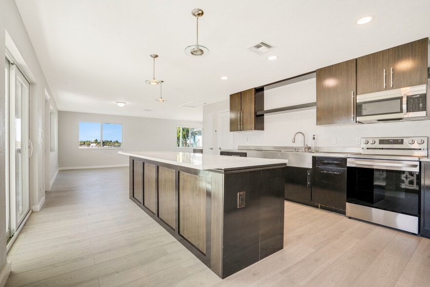More Photos Of 2649 Lake Dr, Riviera Beach Apartments For Sale