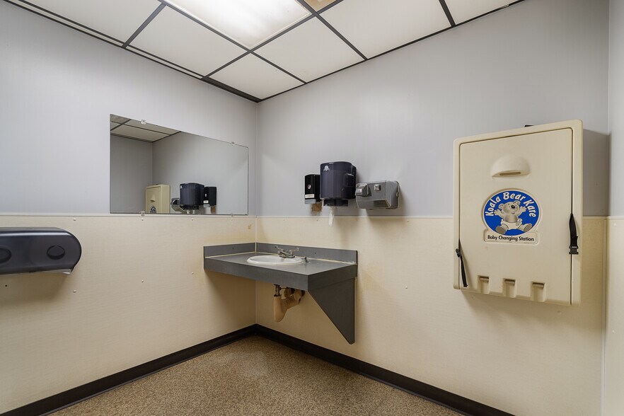 More Photos Of 2117 S 34th St, Kansas City Restaurant For Sale