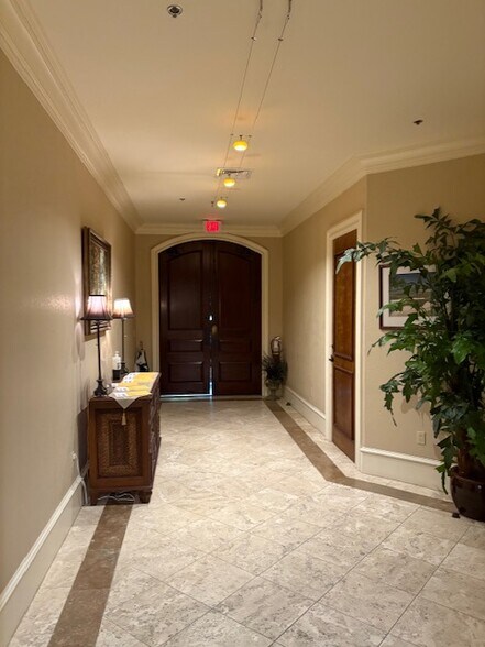 More Photos Of 19 Bow Cir, Hilton Head Island Office For Lease