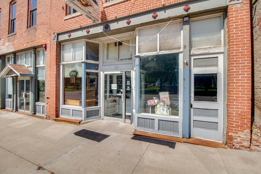 More Photos Of 223 N Pearl St, Waverly Restaurant For Sale