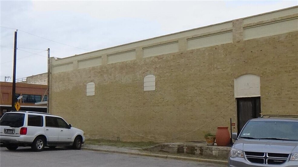 More Photos Of 119 W 2nd St, Taylor Showroom For Lease