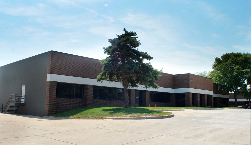 More Photos Of 11001-11071 Aurora Ave, Urbandale Flex For Lease