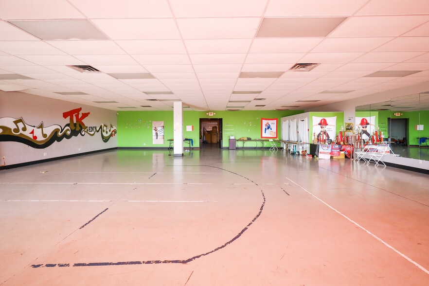 More Photos Of 2052-2070 Romig Rd, Akron Storefront For Sale