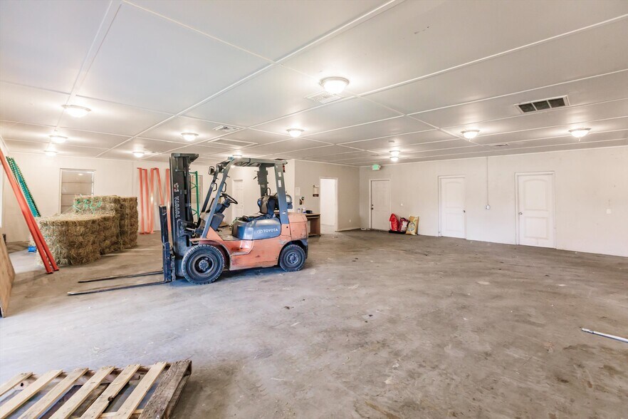 More Photos Of 19431 Palm Beach Blvd, Alva Flex For Lease