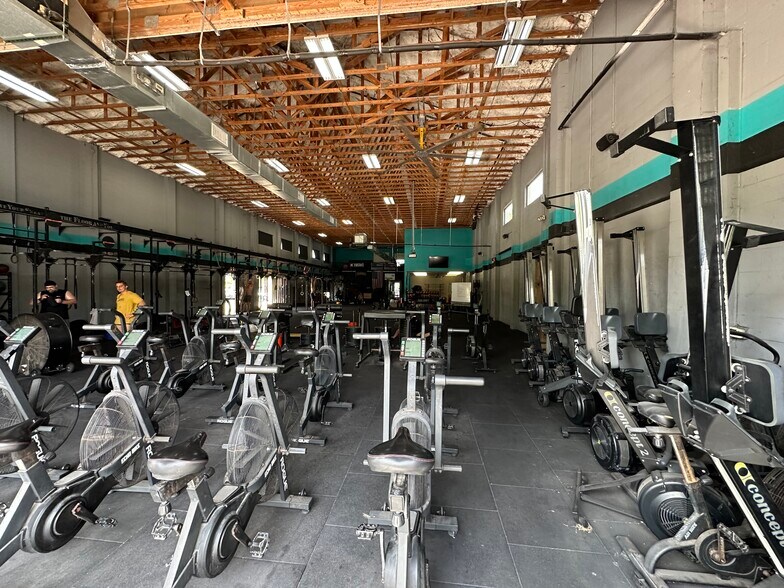 More Photos Of 5261 Paylor Ln, Sarasota Freestanding For Lease