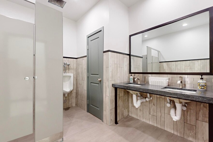 More Photos Of 6410 Gibson Blvd SE, Albuquerque Bank For Sale