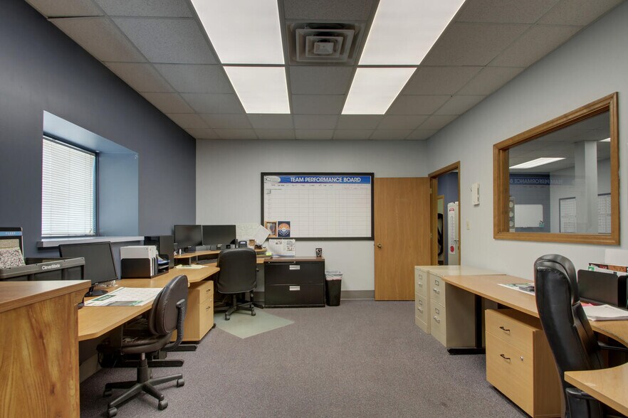 More Photos Of 301 S 7th St, Quincy Light Distribution For Sale