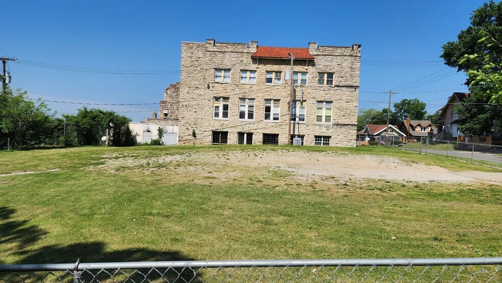 More Photos Of 2701 E 43rd St, Kansas City Specialty For Sale