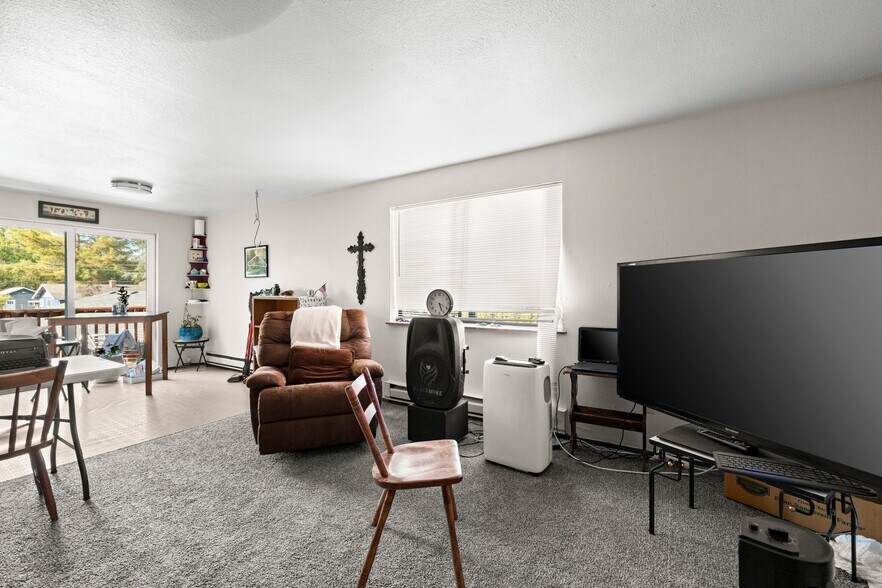 More Photos Of 903 W Charles St, Newberg Apartments For Sale