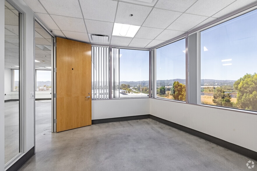 More Photos Of 5805 Sepulveda Blvd, Sherman Oaks Office For Lease