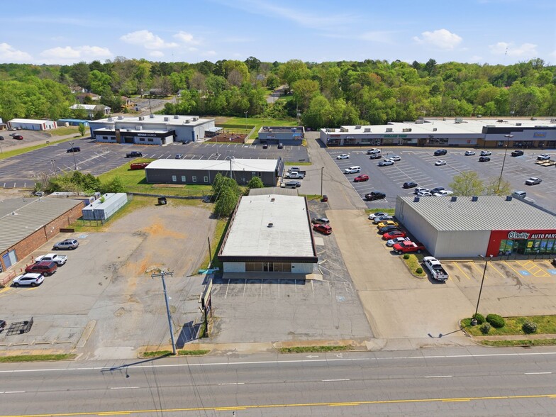 More Photos Of 1015 S Riverside Dr, Clarksville General Retail For Sale