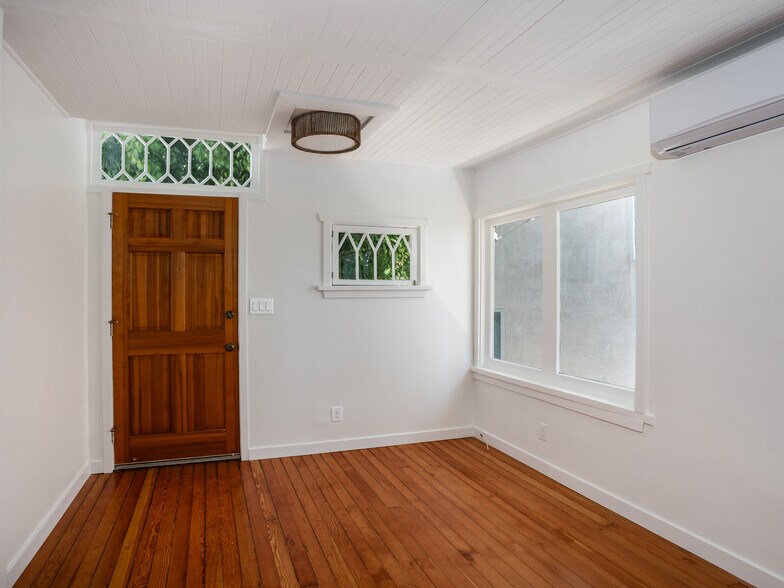 More Photos Of 58 Ozone Ave, Venice Specialty For Sale