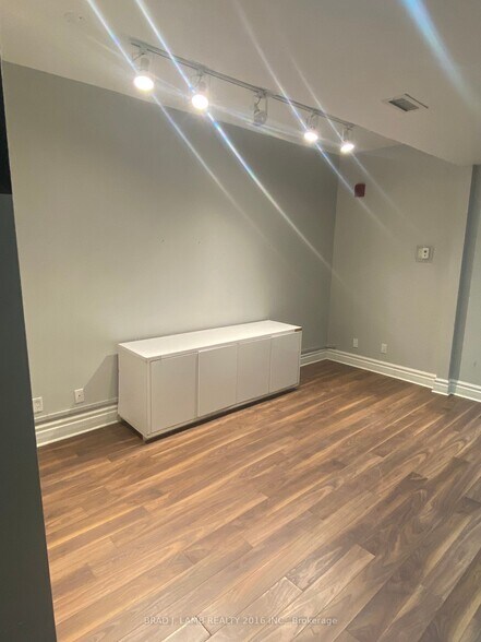 More Photos Of 803-805 Dundas St W, Toronto Storefront Retail Office For Lease