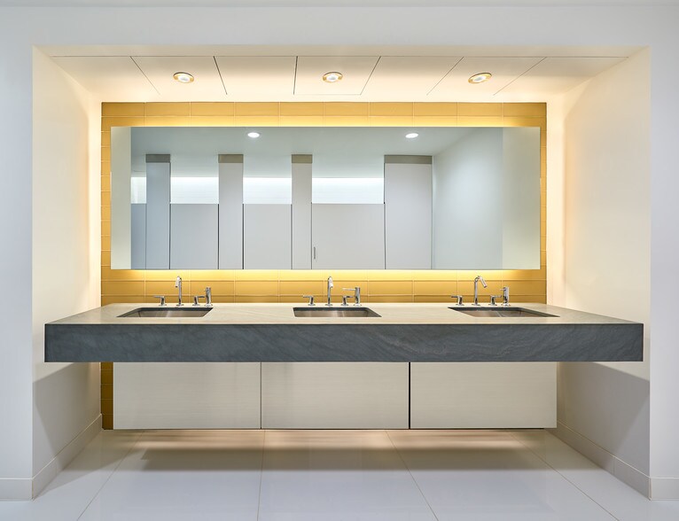 More Photos Of 900 19th St NW, Washington Office For Sale