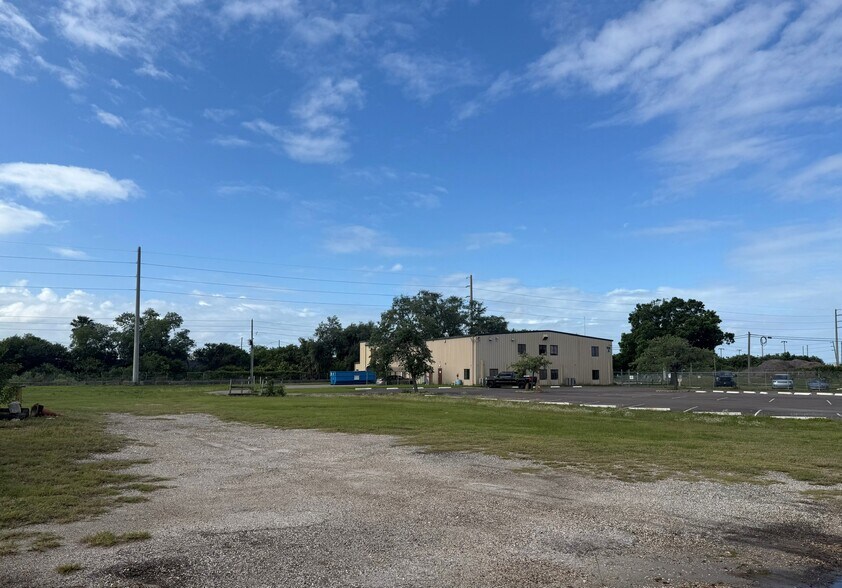 More Photos Of 12625 40th St N, Clearwater Warehouse For Lease