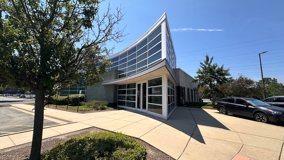 More Photos Of 444 Skokie Blvd, Northbrook Bank For Lease