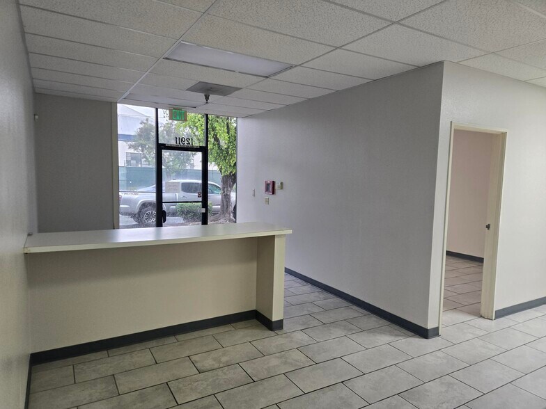 More Photos Of 12900 Simms Ave, Hawthorne Truck Terminal For Lease